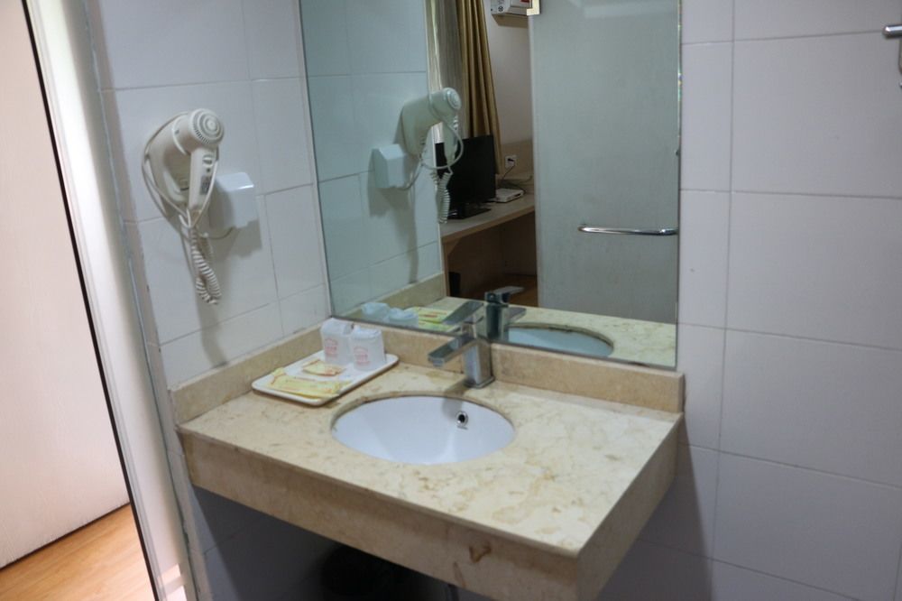 Yixin Business Hotel Canton Esterno foto